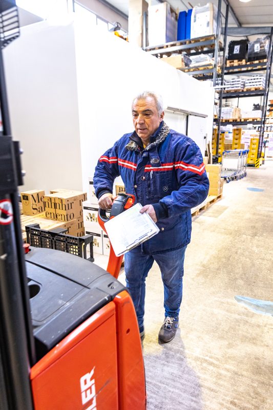 Jorge bei der Arbeit im Lager