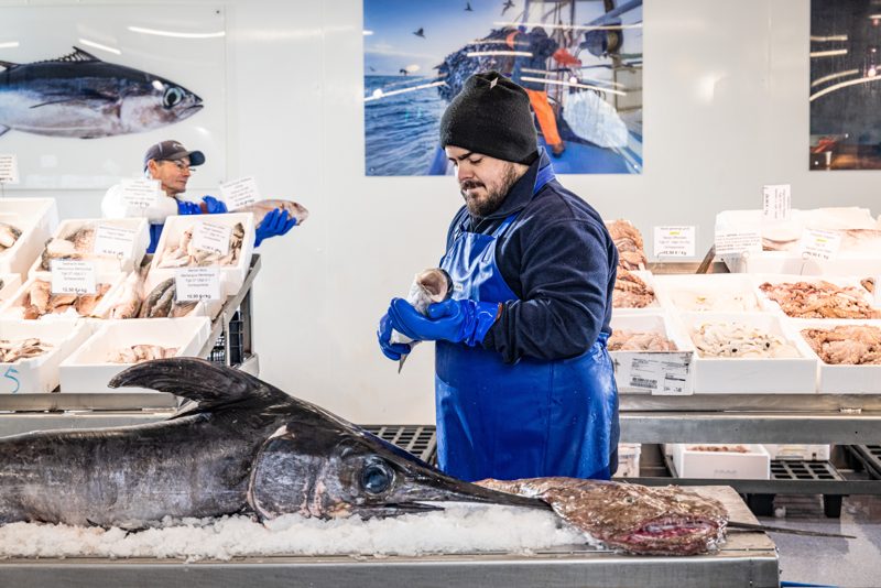André bei der Arbeit an der Fischtheke