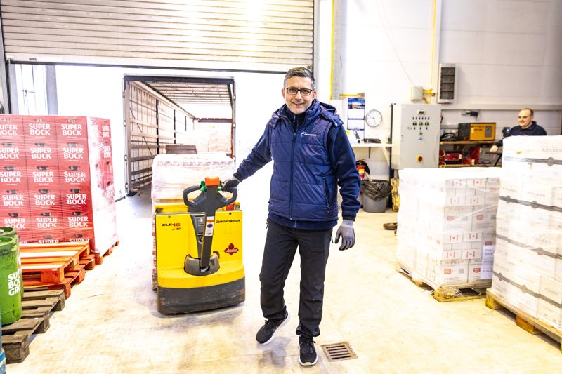 Hilmi bei der Arbeit im Lager